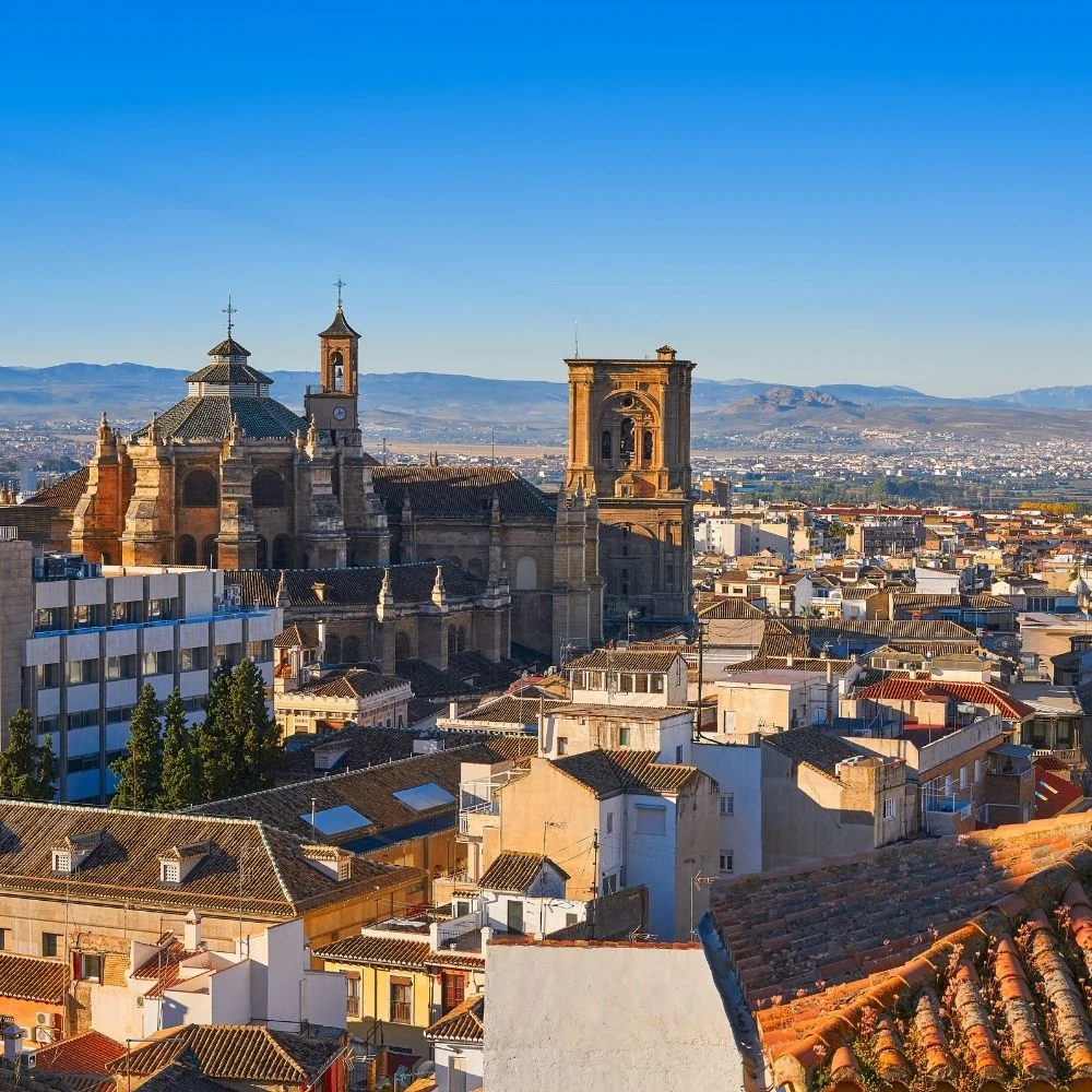 Panorama de Granada con la Catedral y el Albaicín desde la Alhambra